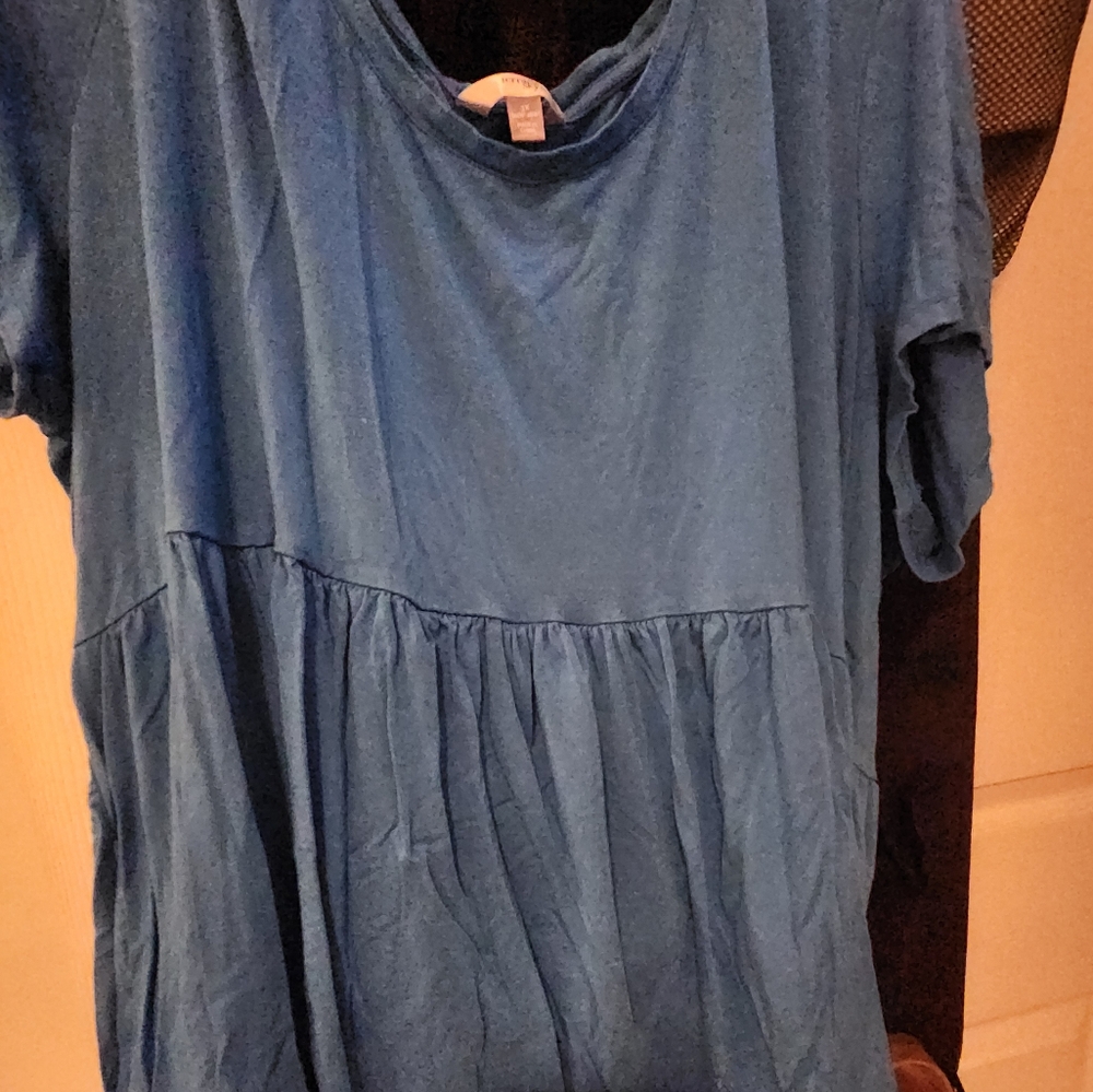 Short sleeve  3x top with a flowing bottom (blue)